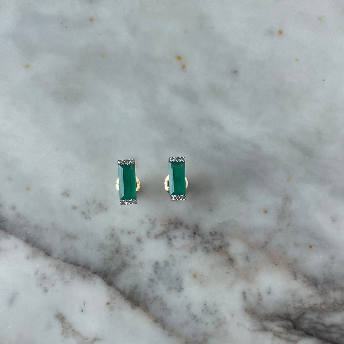 Aretes en oro amarillo 14K con ónix verde rectangular y diamantes 0.06ctw