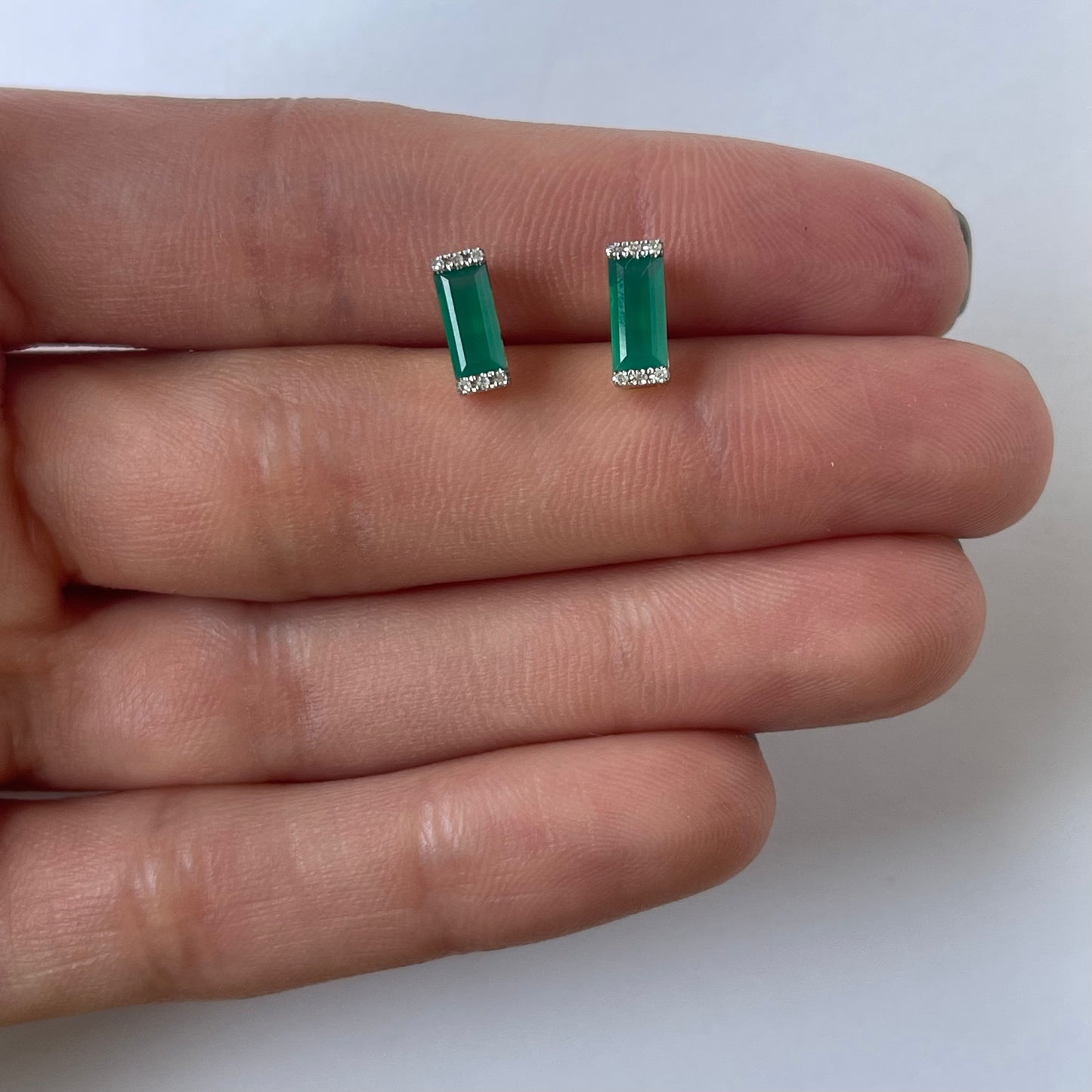 Aretes en oro amarillo 14K con ónix verde rectangular y diamantes 0.06ctw