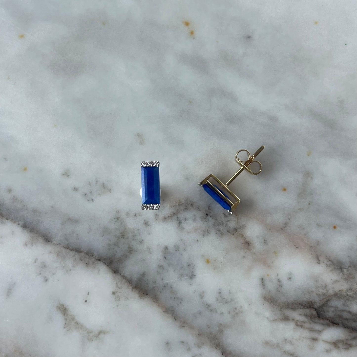 Aretes en oro amarillo 14K con lapis lázuli rectangular y diamantes 0.06ctw