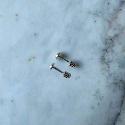 Aretes corazón puff en oro amarillo 14K con tope rosca