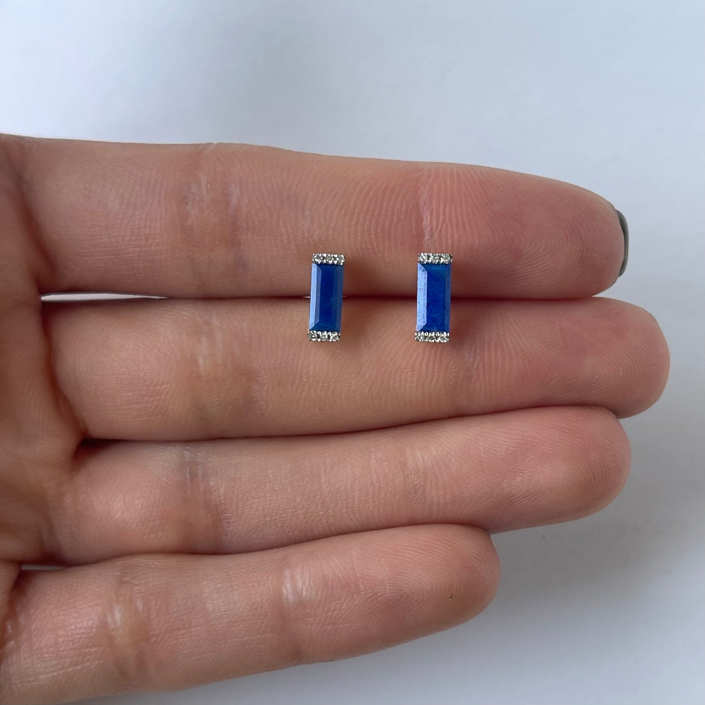 Aretes en oro amarillo 14K con lapis lázuli rectangular y diamantes 0.06ctw