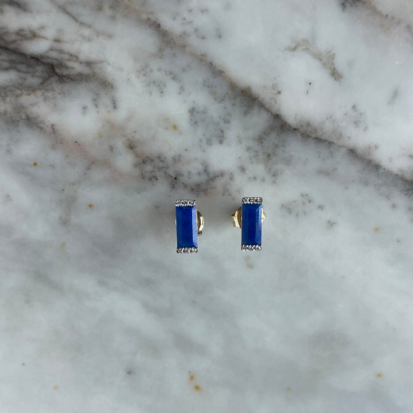 Aretes en oro amarillo 14K con lapis lázuli rectangular y diamantes 0.06ctw