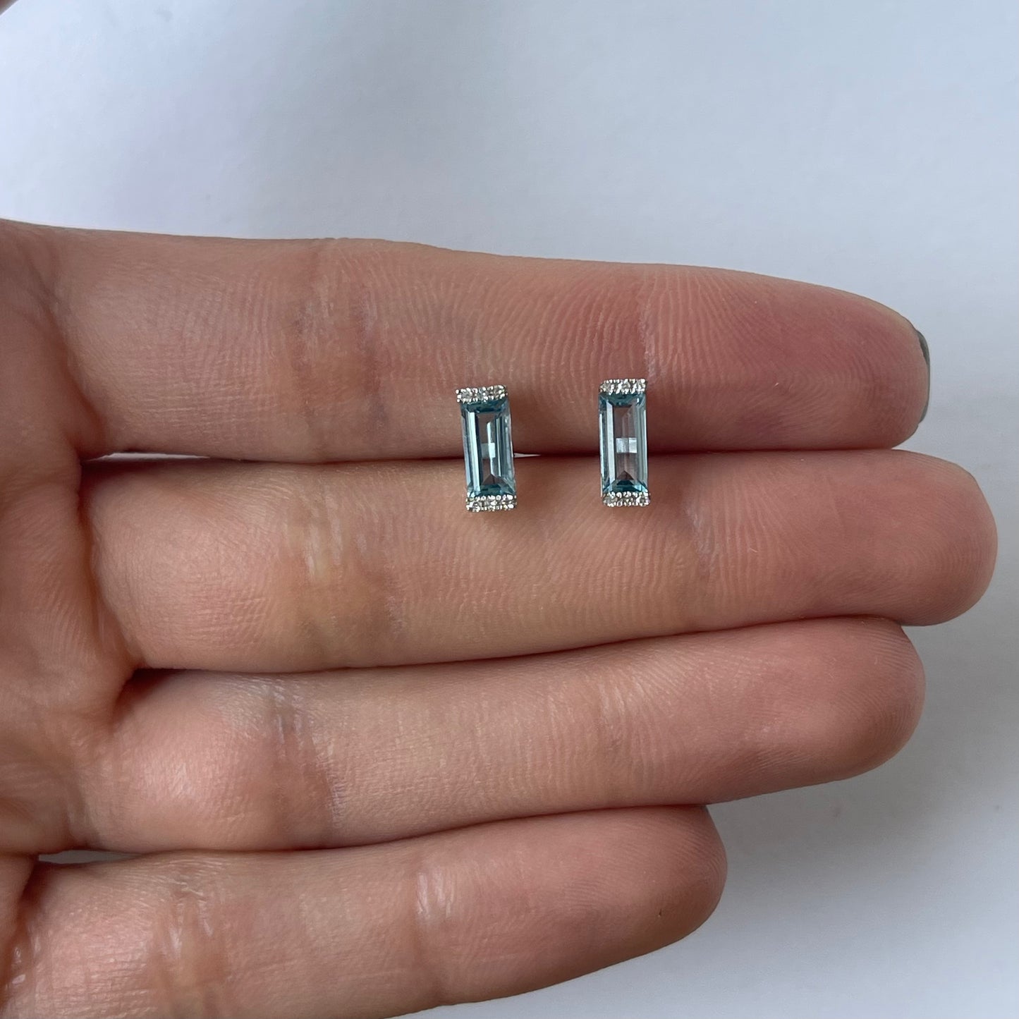 Aretes en oro blanco 14K con topacio azul rectangular y diamantes 0.06ctw