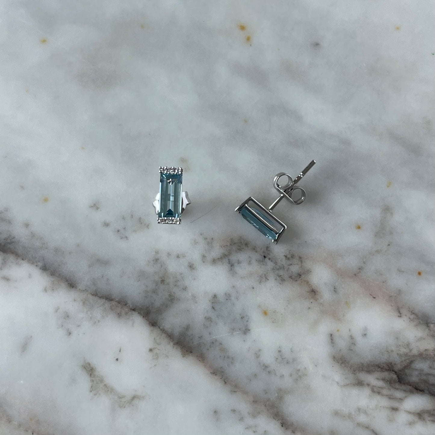 Aretes en oro blanco 14K con topacio azul rectangular y diamantes 0.06ctw