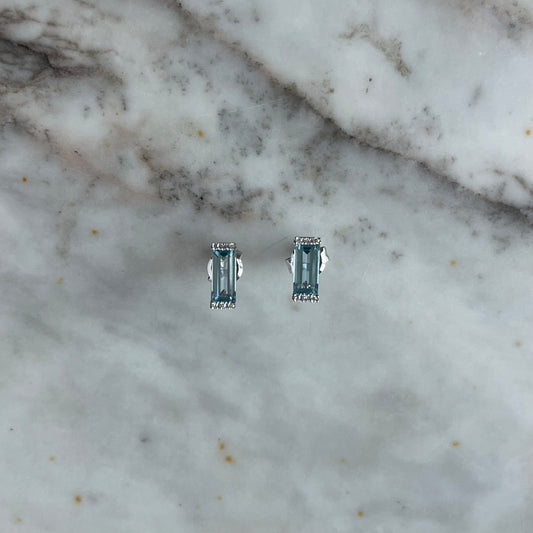 Aretes en oro blanco 14K con topacio azul rectangular y diamantes 0.06ctw