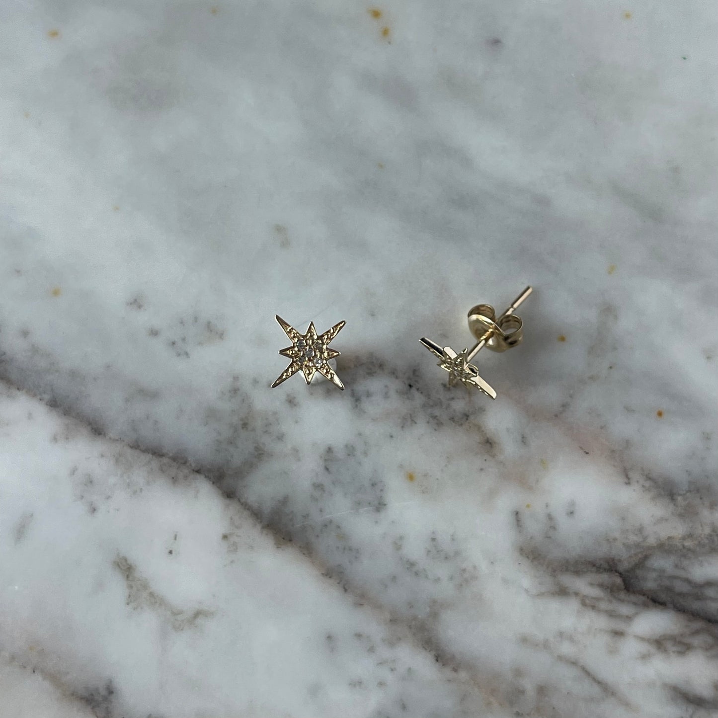 Aretes en oro amarillo 14K de estrella polar con diamantes 0.04ctw