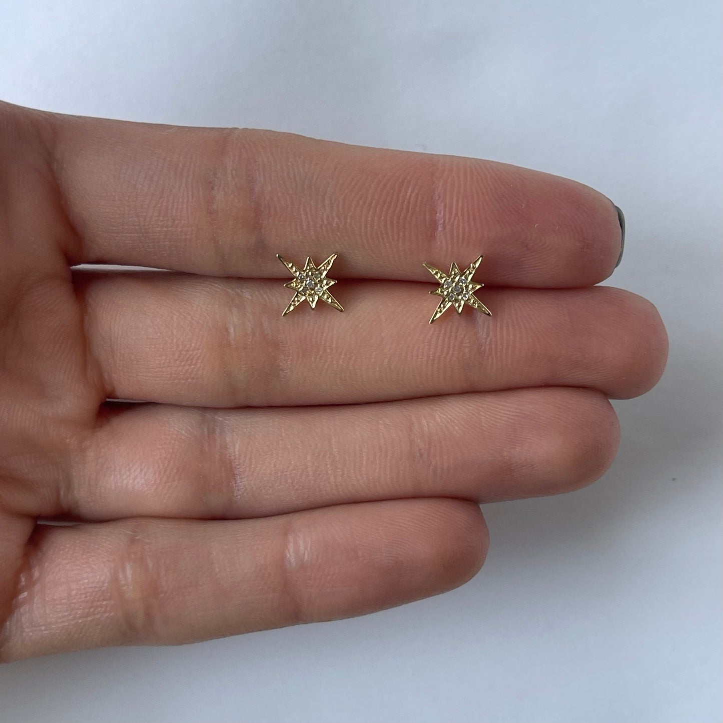 Aretes en oro amarillo 14K de estrella polar con diamantes 0.04ctw