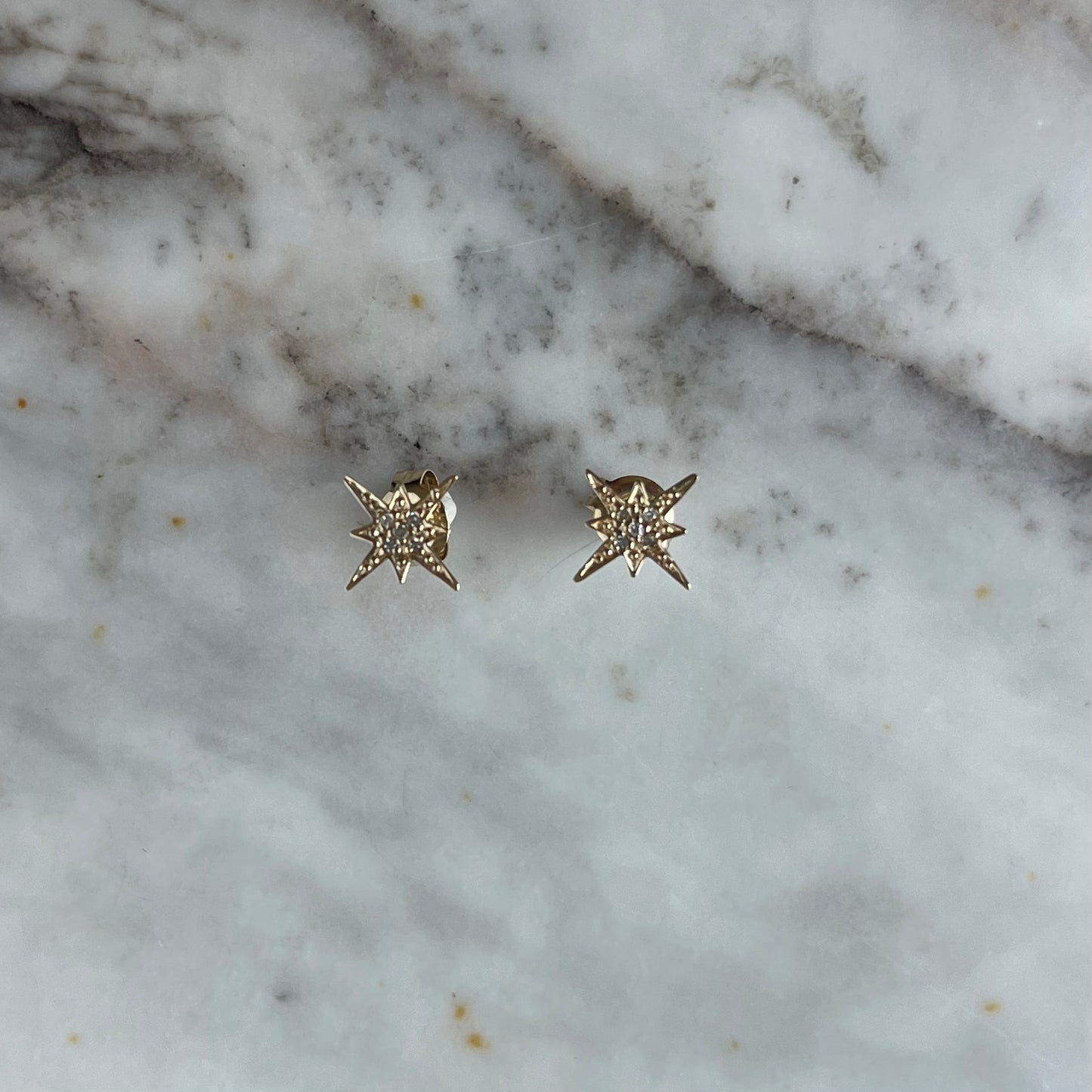 Aretes en oro amarillo 14K de estrella polar con diamantes 0.04ctw
