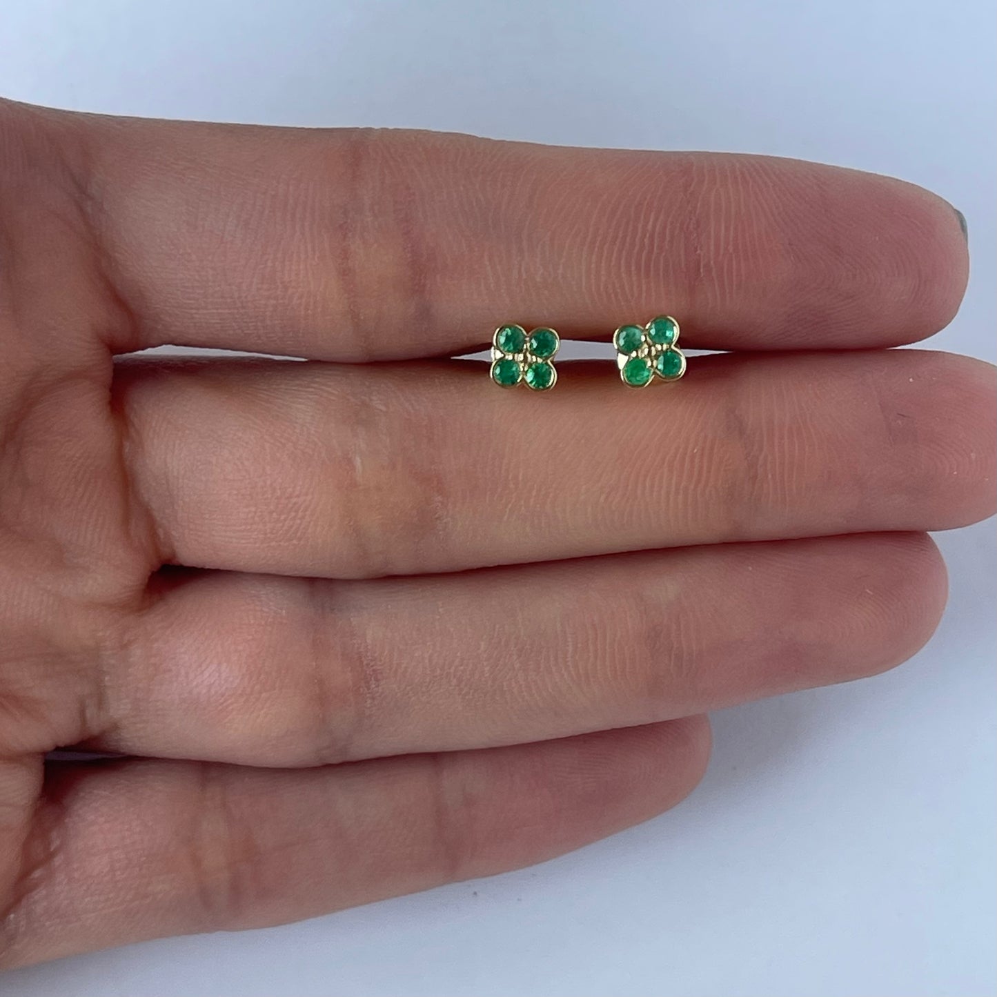 Aretes en oro amarillo 10k con flor de esmeraldas biseladas y broche a rosca