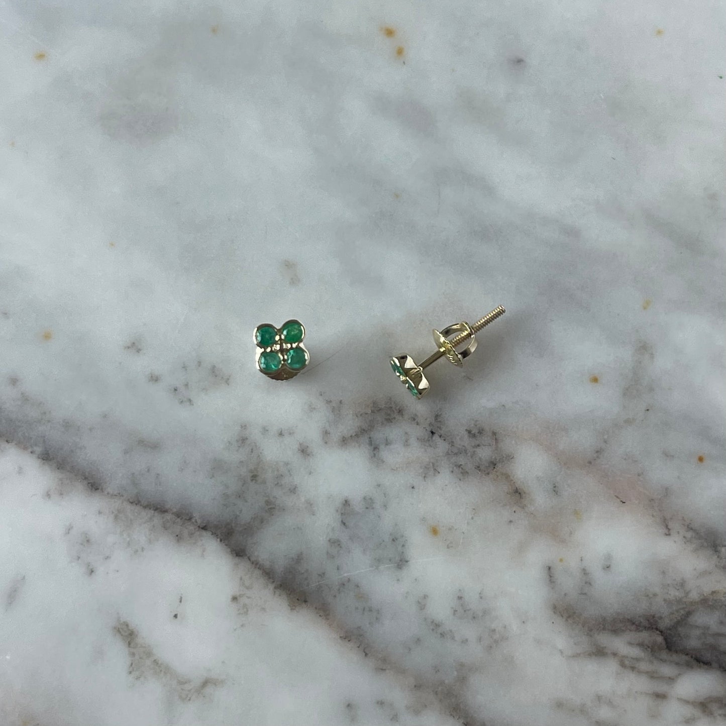 Aretes en oro amarillo 10k con flor de esmeraldas biseladas y broche a rosca