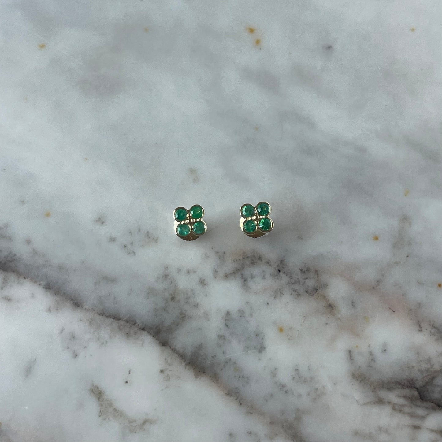 Aretes en oro amarillo 10k con flor de esmeraldas biseladas y broche a rosca