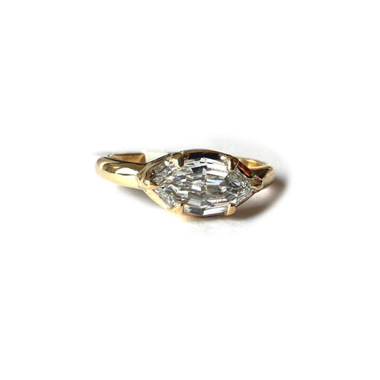 Anillo en oro amarillo 14k con diamante de laboratorio marquesa step-cut de 1ct.