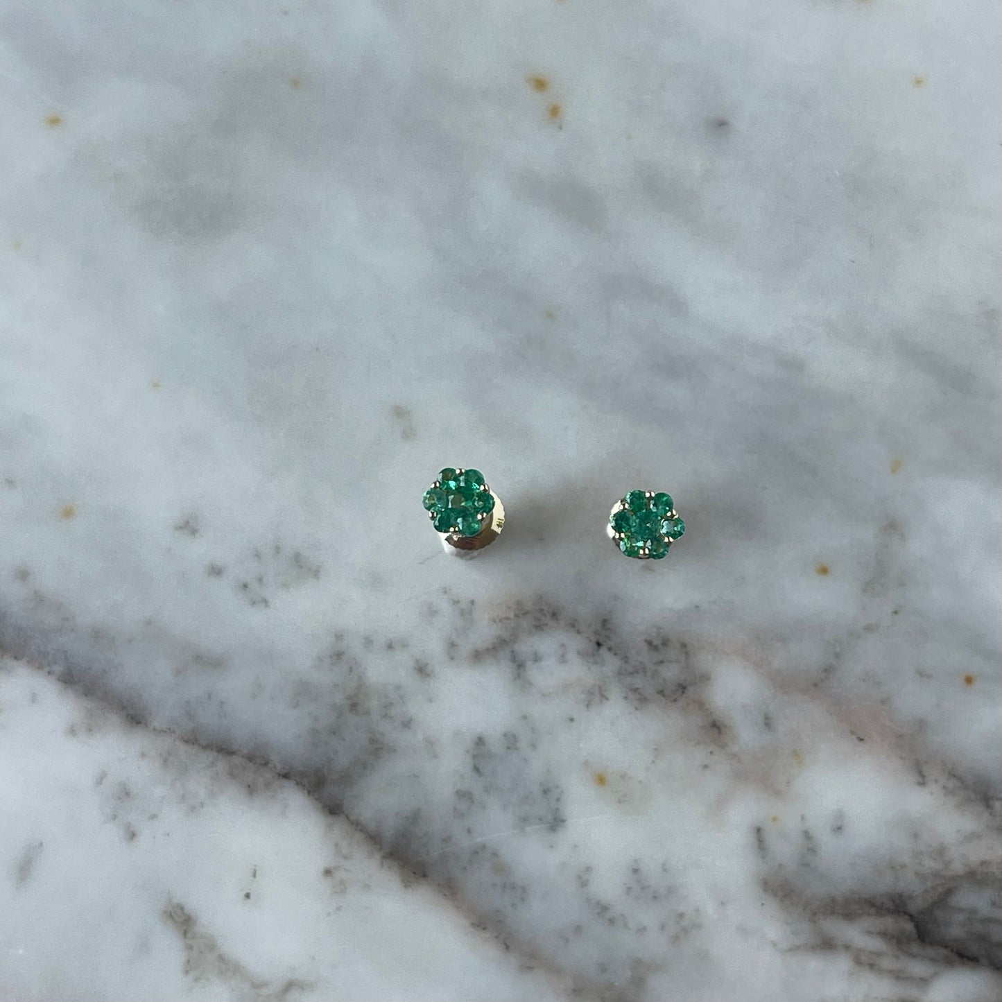Aretes mini cluster de esmeraldas 0.30ctw en oro amarillo 10k con broche a rosca