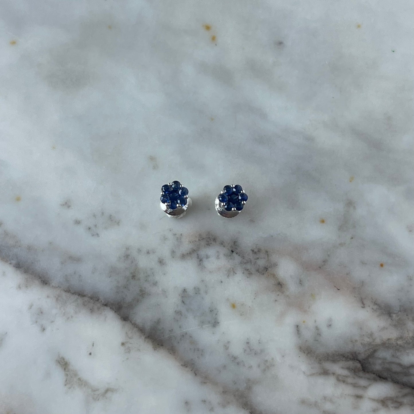 Aretes mini cluster de zafiros 0.30ctw en oro blanco 10k con broche a rosca