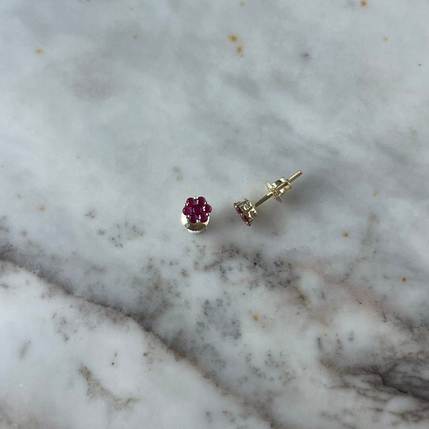 Aretes mini cluster de rubíes 0.30ctw en oro amarillo 10k con broche a rosca