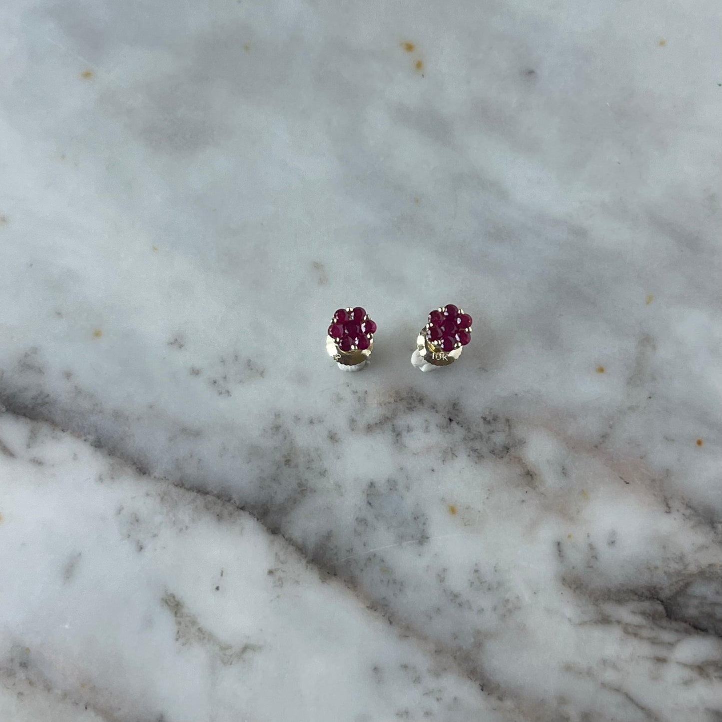 Aretes mini cluster de rubíes 0.30ctw en oro amarillo 10k con broche a rosca
