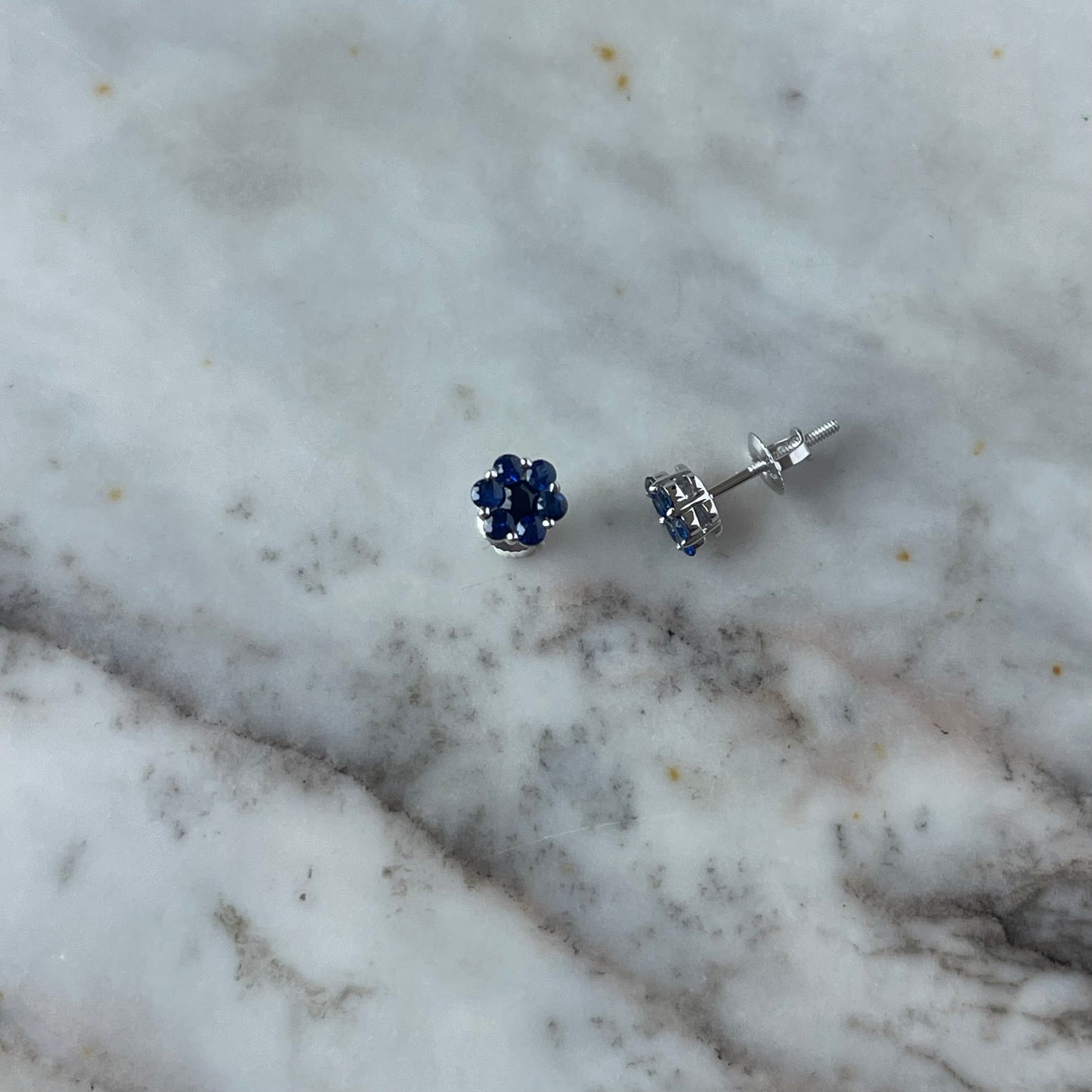 Aretes cluster de zafiros 0.60ctw en oro blanco 10k con broche a rosca