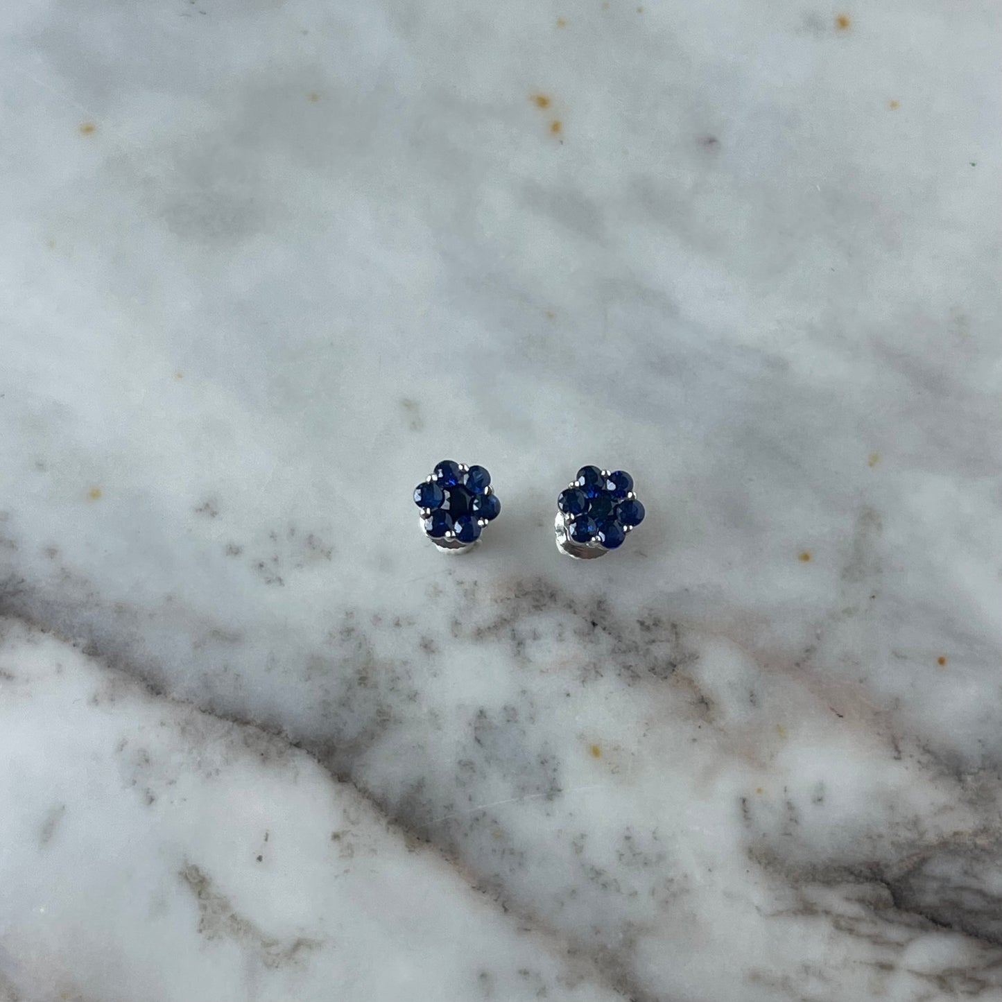 Aretes cluster de zafiros 0.60ctw en oro blanco 10k con broche a rosca