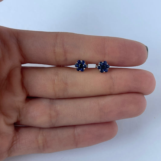 Aretes cluster de zafiros 0.60ctw en oro blanco 10k con broche a rosca
