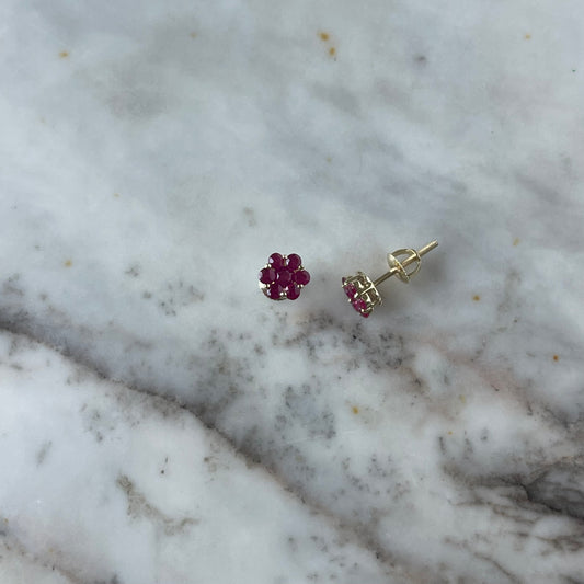 Aretes cluster de rubíes 0.60ctw en oro amarillo 10k con broche a rosca
