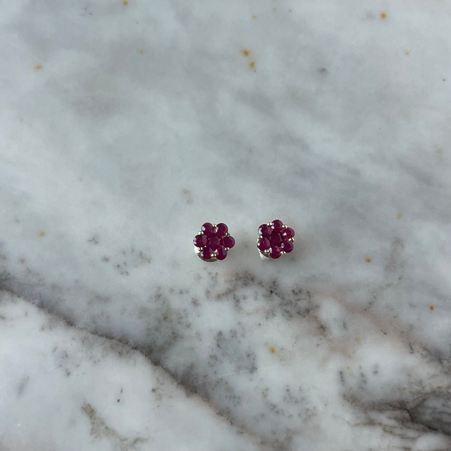 Aretes cluster de rubíes 0.60ctw en oro amarillo 10k con broche a rosca