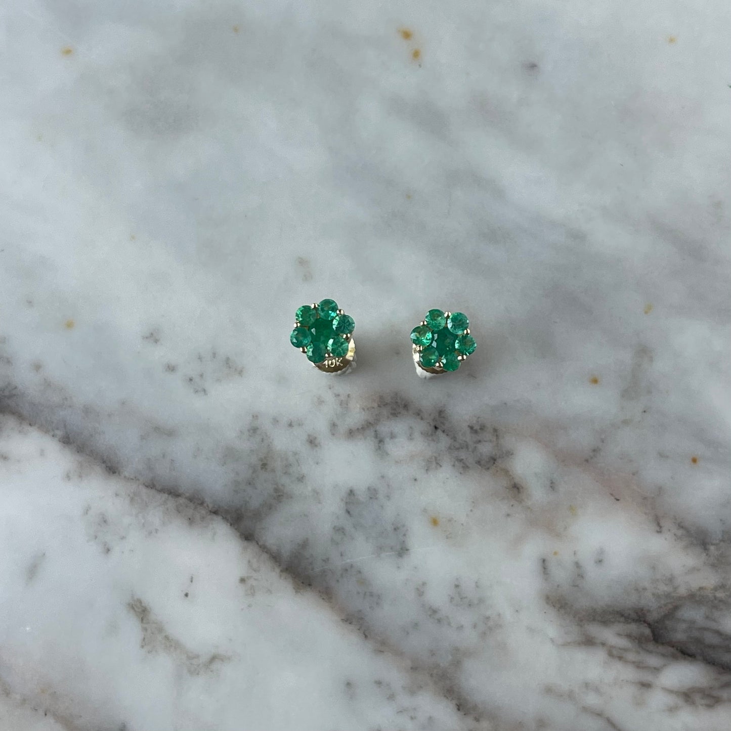 Aretes cluster de esmeraldas 0.60ctw en oro amarillo 10k con broche a rosca