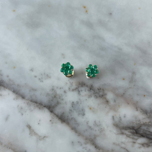 Aretes cluster de esmeraldas 0.60ctw en oro amarillo 10k con broche a rosca