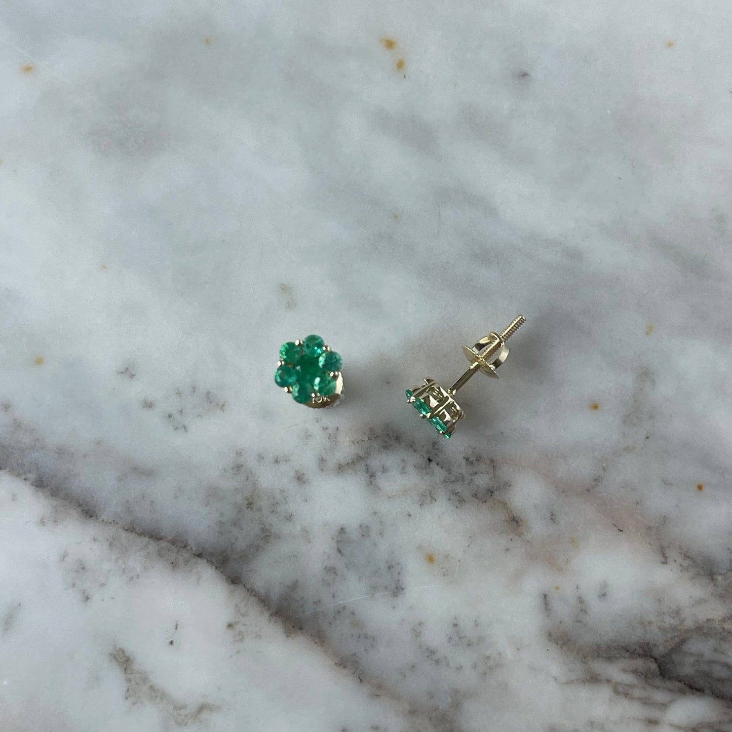 Aretes cluster de esmeraldas 0.60ctw en oro amarillo 10k con broche a rosca