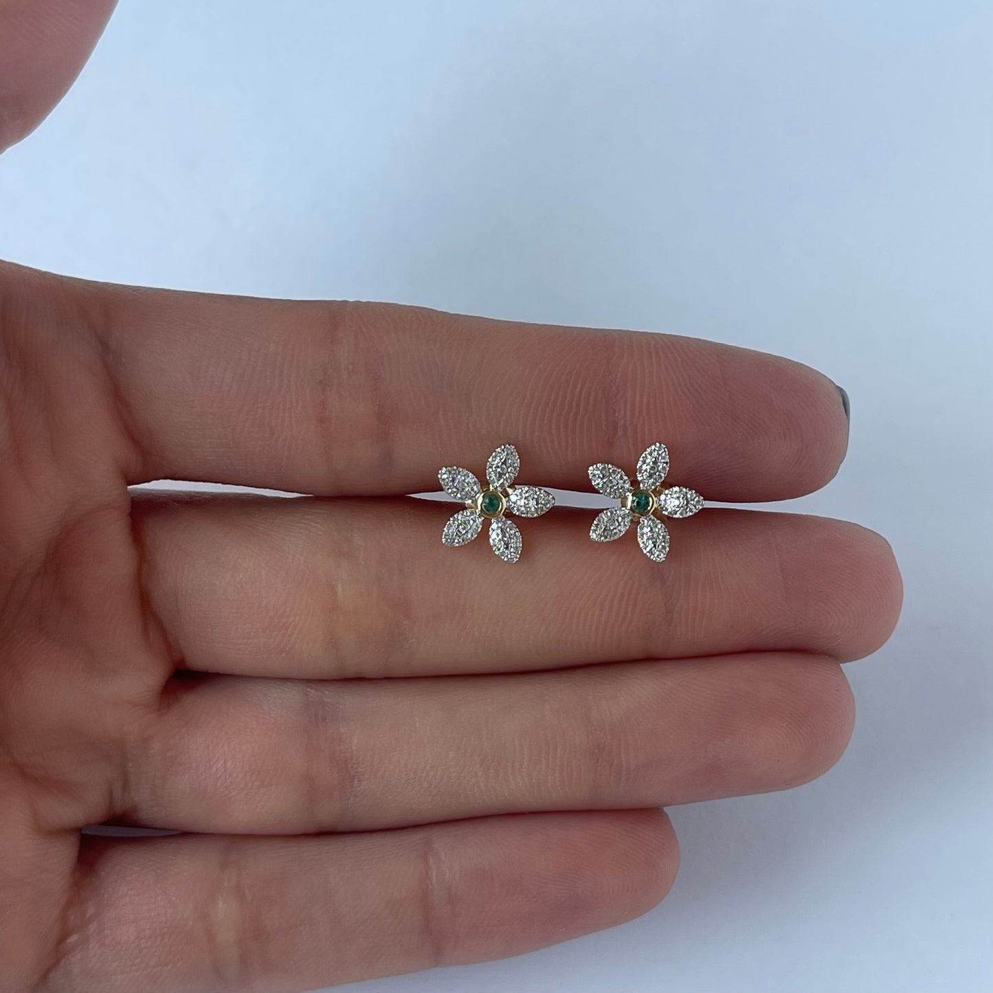 Aretes flor de diamantes 0.25ctw con centro de esmeralda en oro amarillo 10k con broche a rosca
