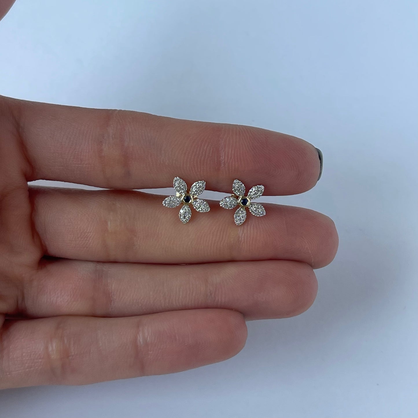 Aretes flor de diamantes 0.25ctw con centro de zafiro en oro amarillo 10k con broche a rosca