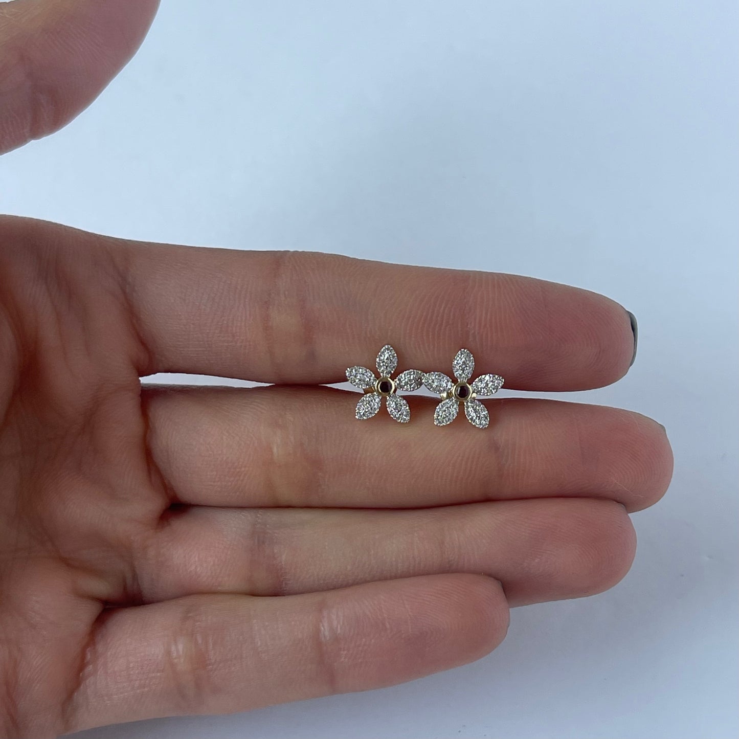 Aretes flor de diamantes 0.25ctw con centro de rubí en oro amarillo 10k con broche a rosca