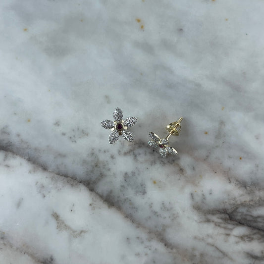 Aretes flor de diamantes 0.25ctw con centro de rubí en oro amarillo 10k con broche a rosca