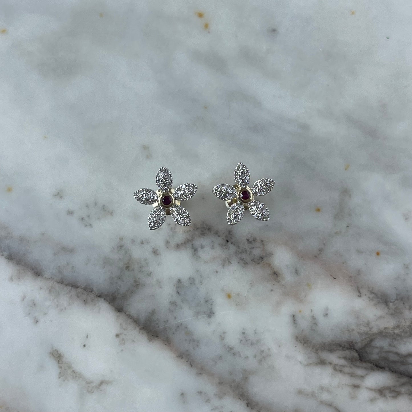 Aretes flor de diamantes 0.25ctw con centro de rubí en oro amarillo 10k con broche a rosca