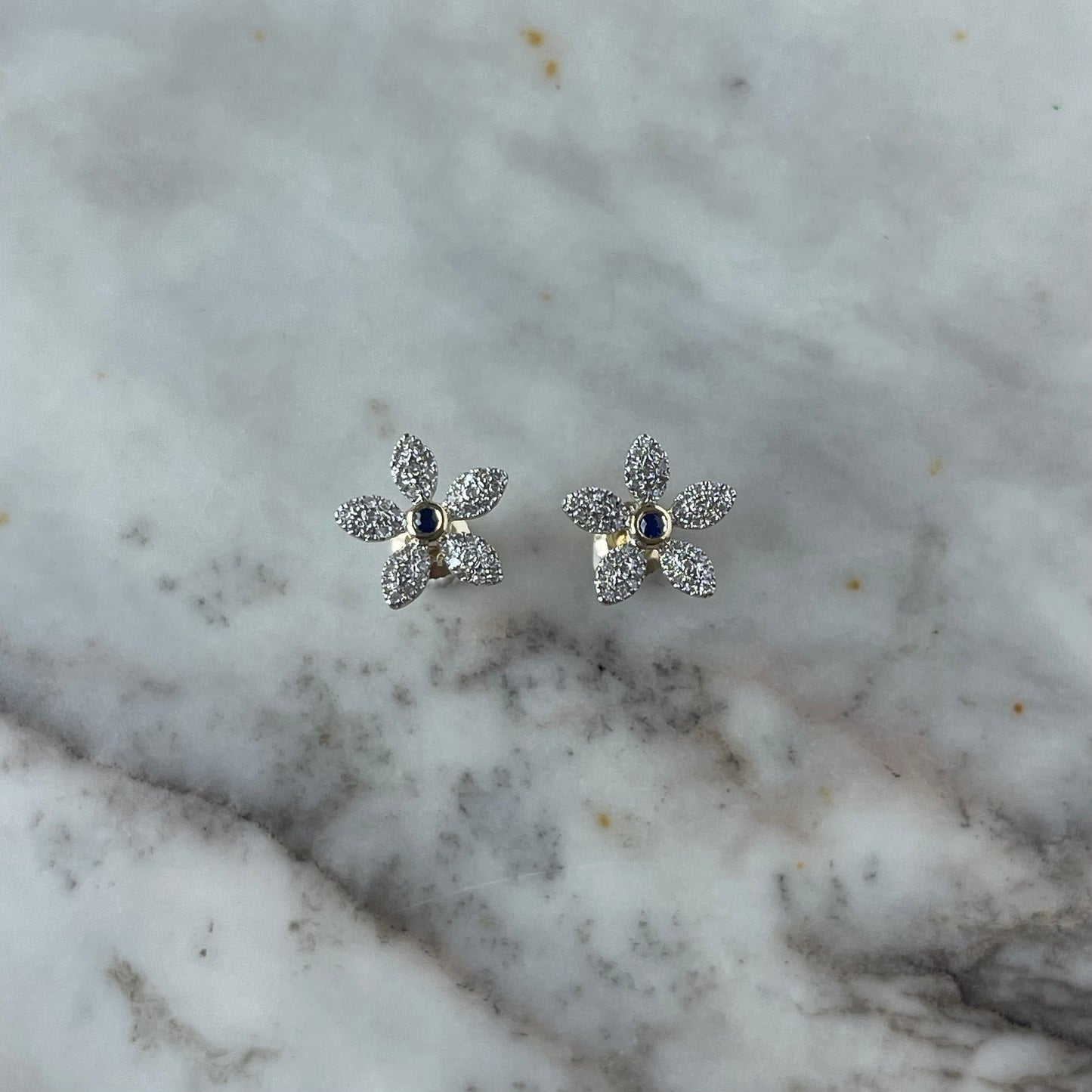 Aretes flor de diamantes 0.25ctw con centro de zafiro en oro amarillo 10k con broche a rosca