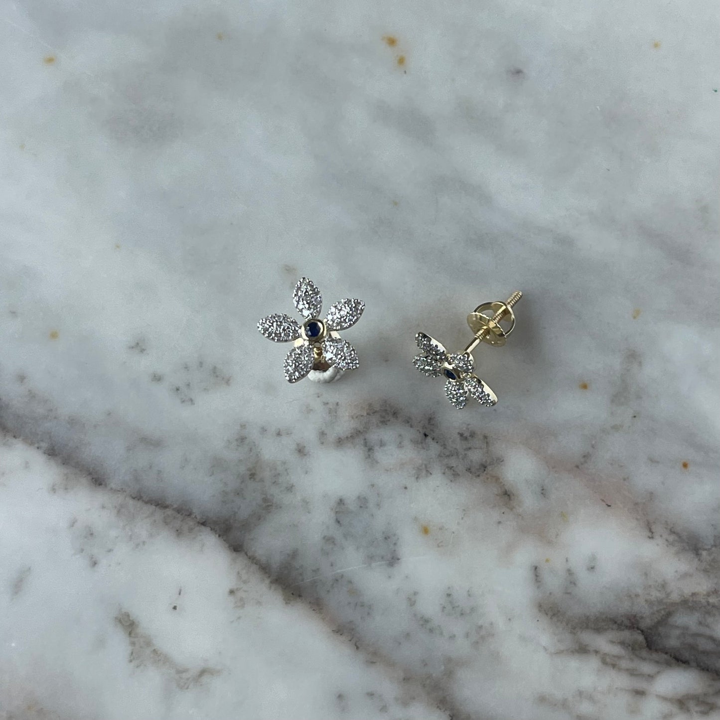 Aretes flor de diamantes 0.25ctw con centro de zafiro en oro amarillo 10k con broche a rosca