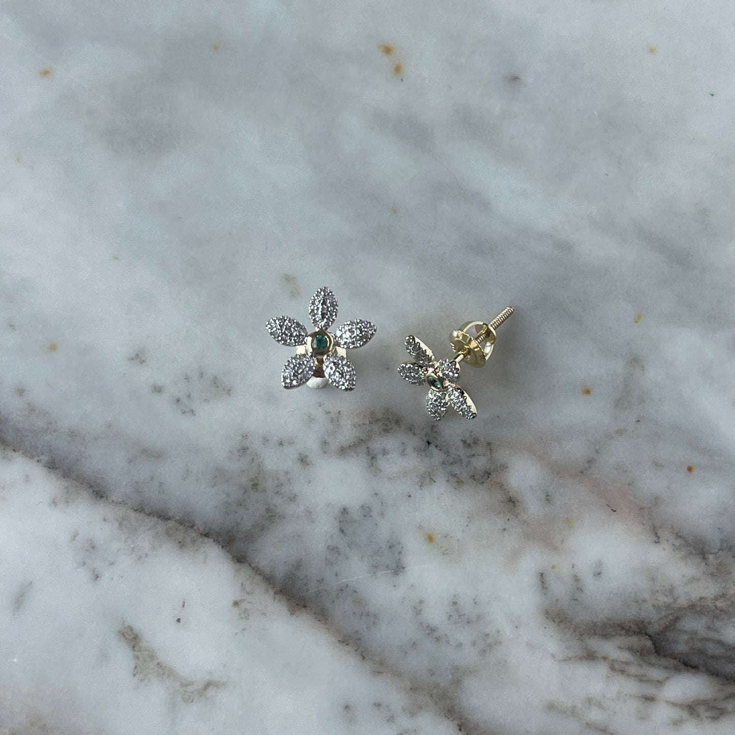 Aretes flor de diamantes 0.25ctw con centro de esmeralda en oro amarillo 10k con broche a rosca