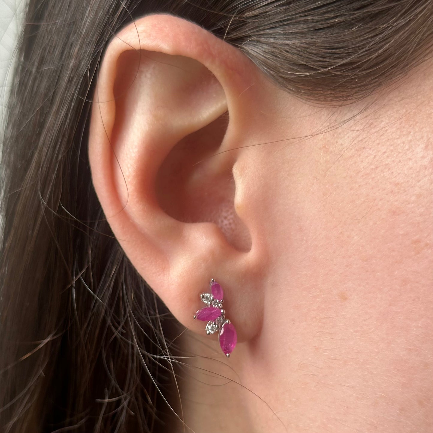 Aretes en oro blanco 14K con tres marquesas de rubíes y diamantes 0.10ctw