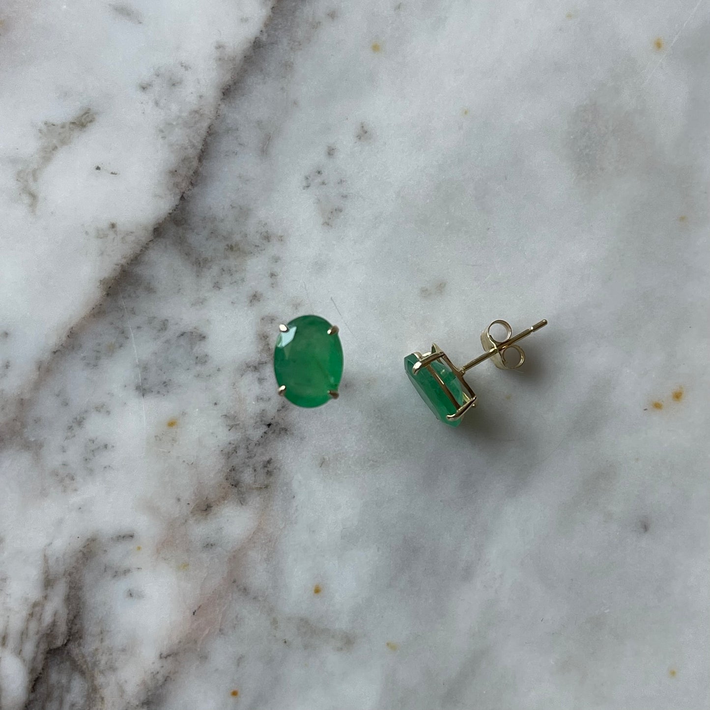 Aretes en oro amarillo 14K con esmeraldas ovaladas