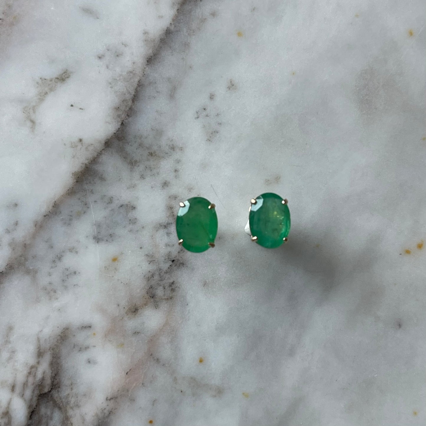 Aretes en oro amarillo 14K con esmeraldas ovaladas