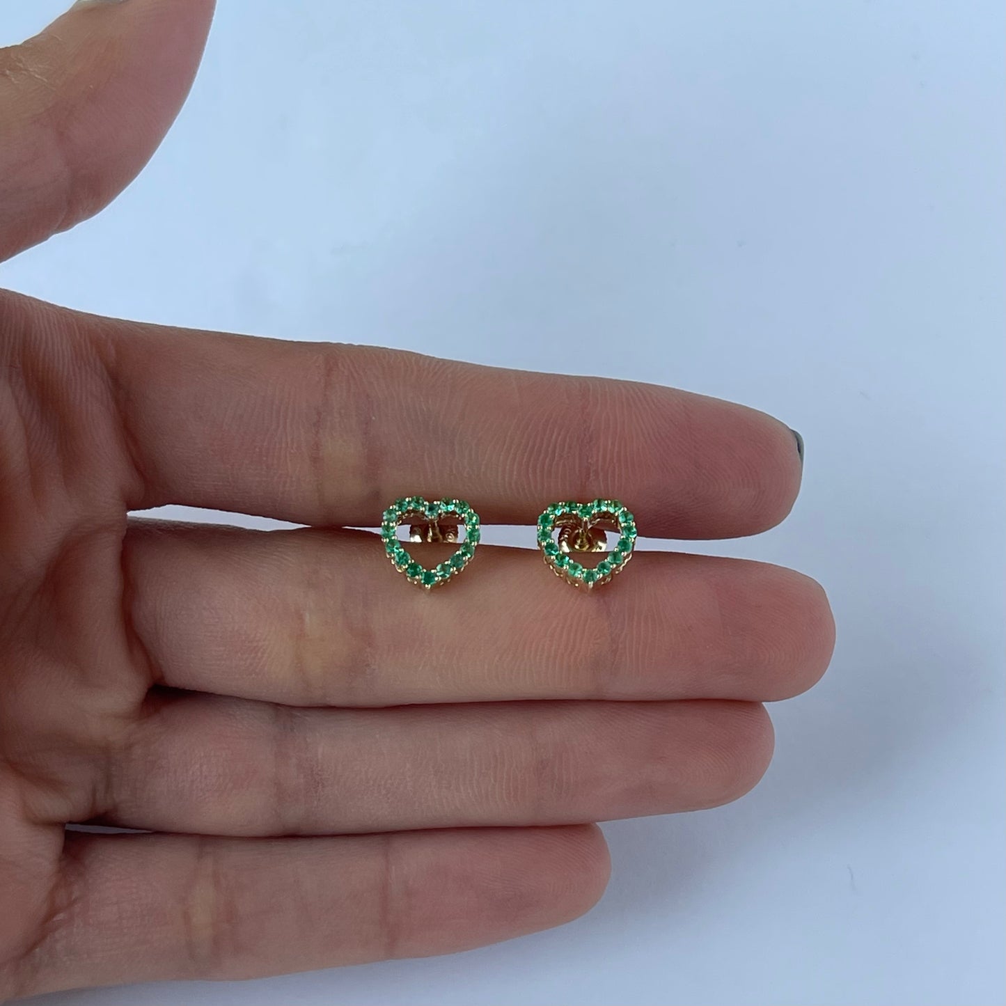 Aretes de corazón de esmeraldas en oro amarillo 10k con broche a rosca