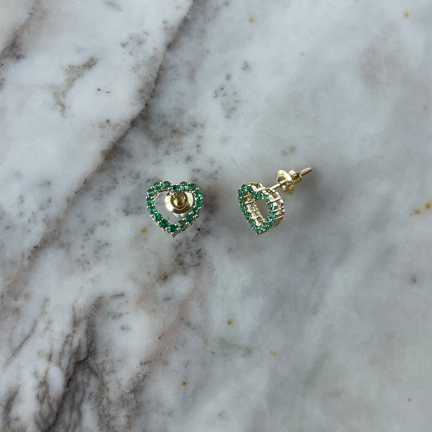 Aretes de corazón de esmeraldas en oro amarillo 10k con broche a rosca