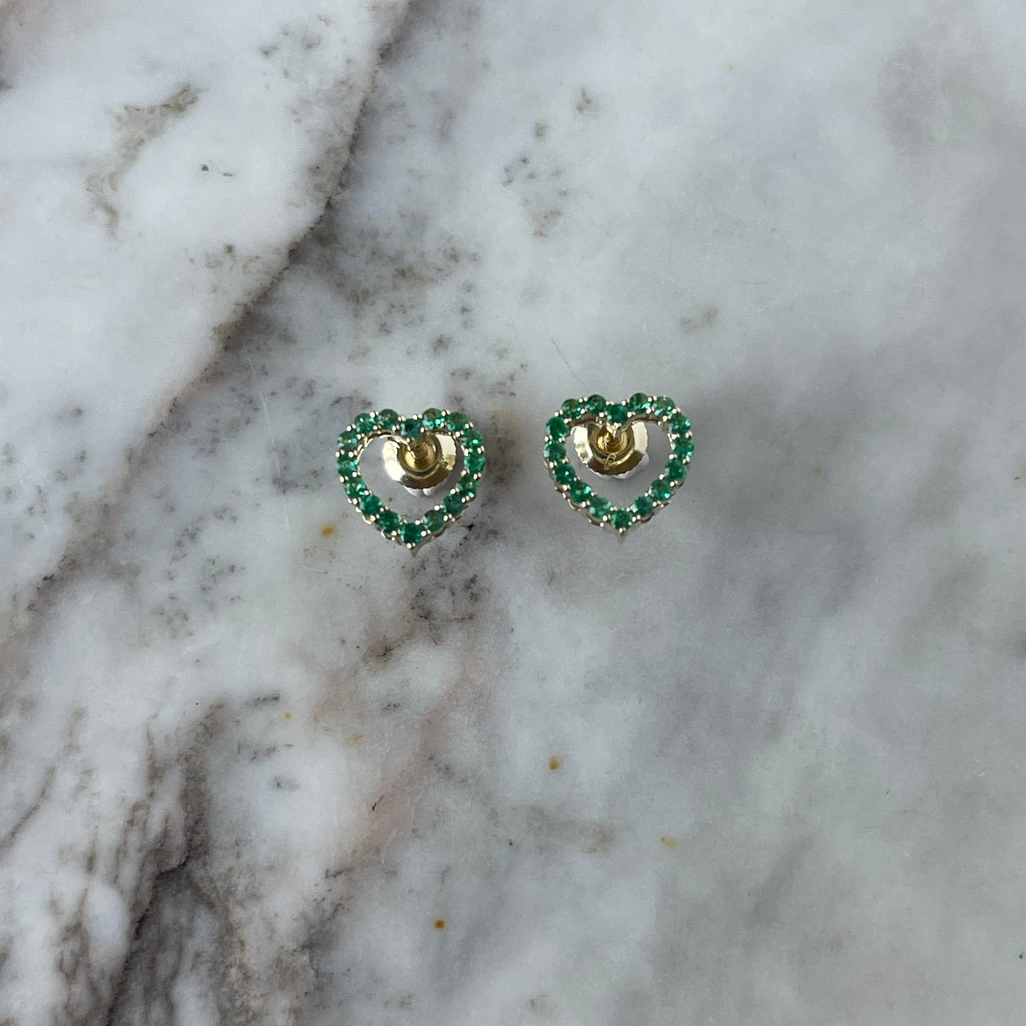 Aretes de corazón de esmeraldas en oro amarillo 10k con broche a rosca