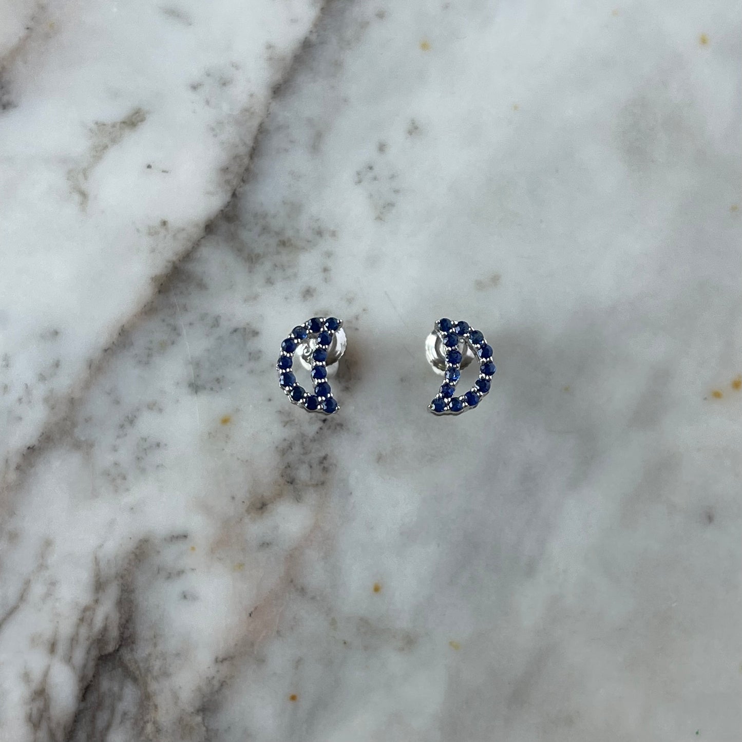 Aretes de luna de zafiros en oro blanco 10k con broche a rosca