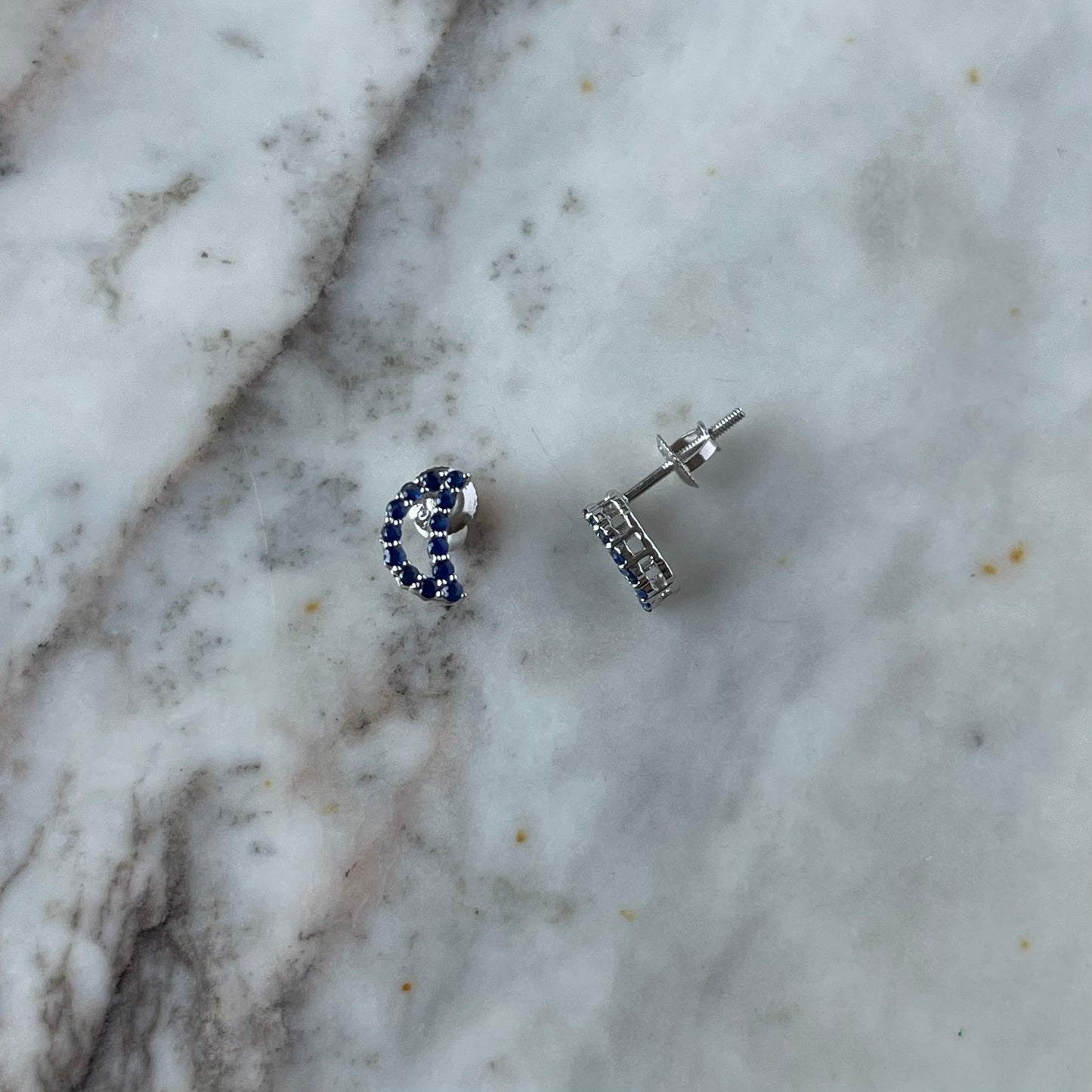 Aretes de luna de zafiros en oro blanco 10k con broche a rosca