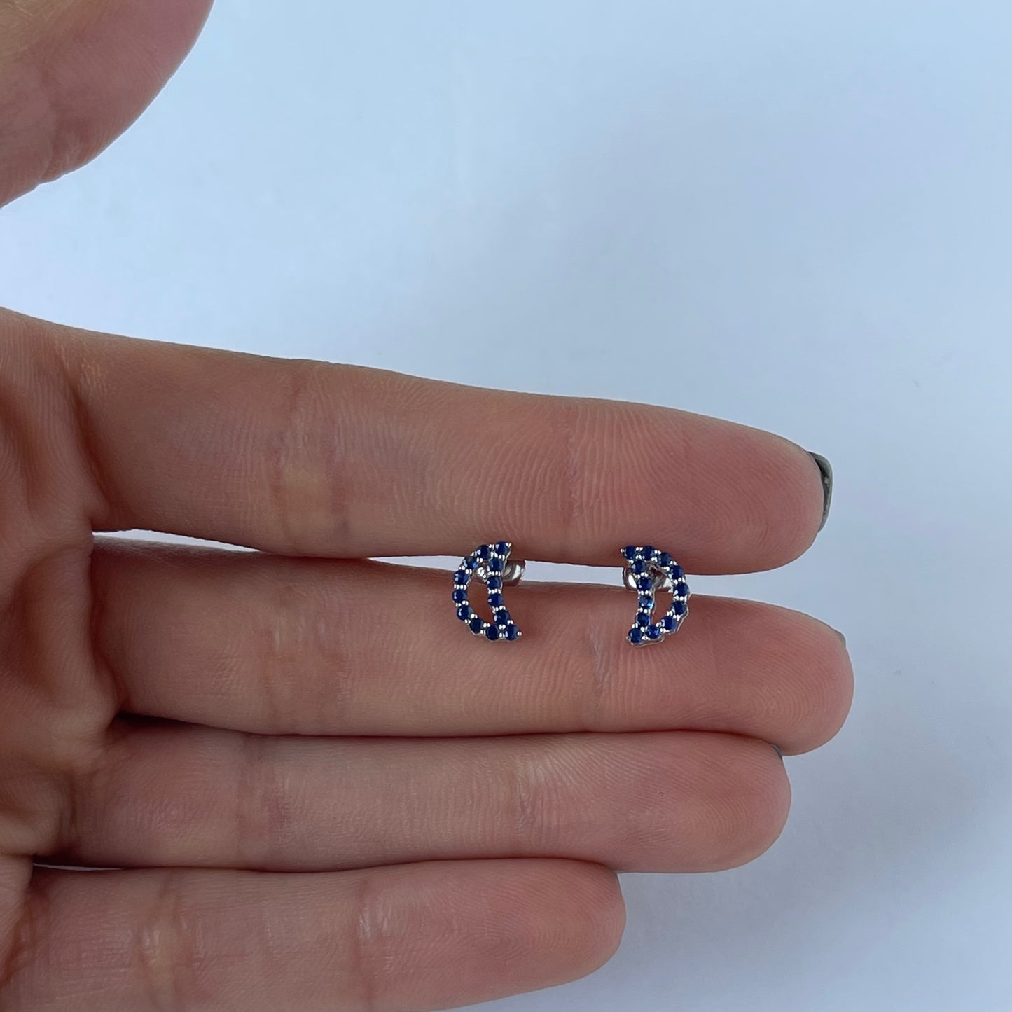 Aretes de luna de zafiros en oro blanco 10k con broche a rosca