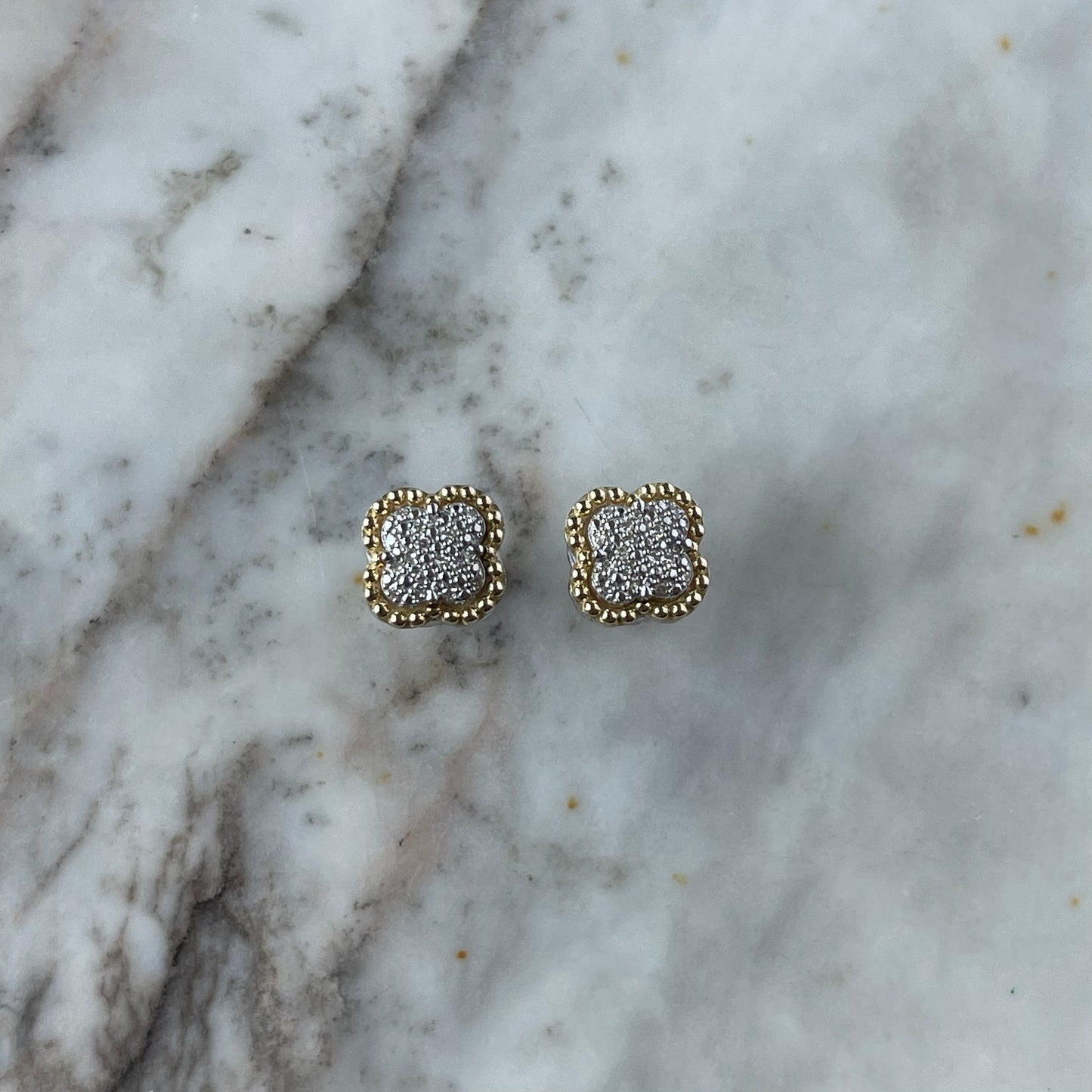 Aretes de flor de plata con diamantes 0.12ctw y borde de baño de oro amarillo