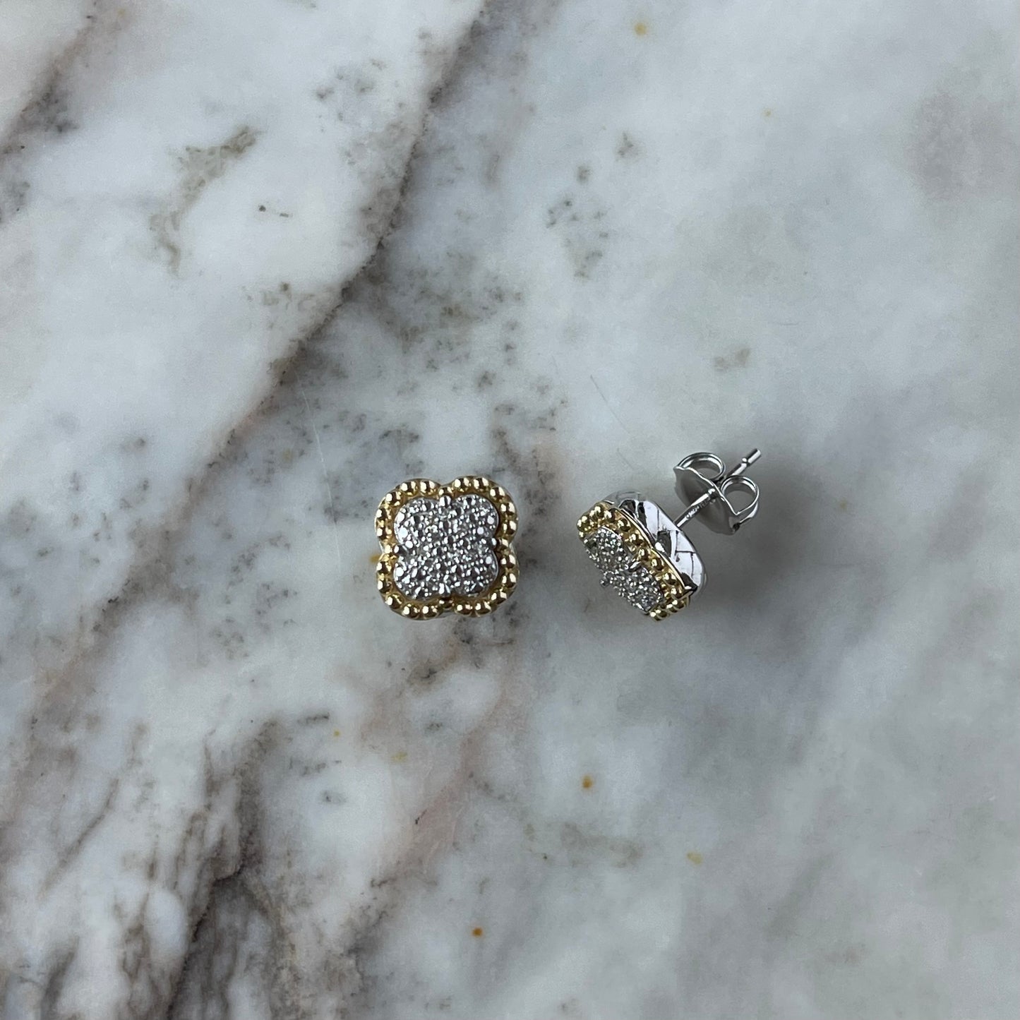 Aretes de flor de plata con diamantes 0.12ctw y borde de baño de oro amarillo