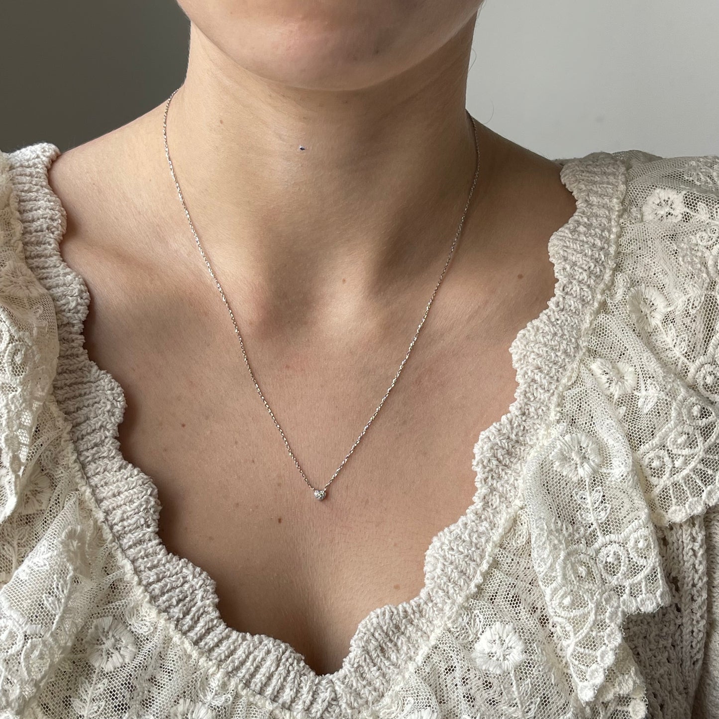 Collar en oro blanco 10k con corazón mini de diamantes 0.04ctw