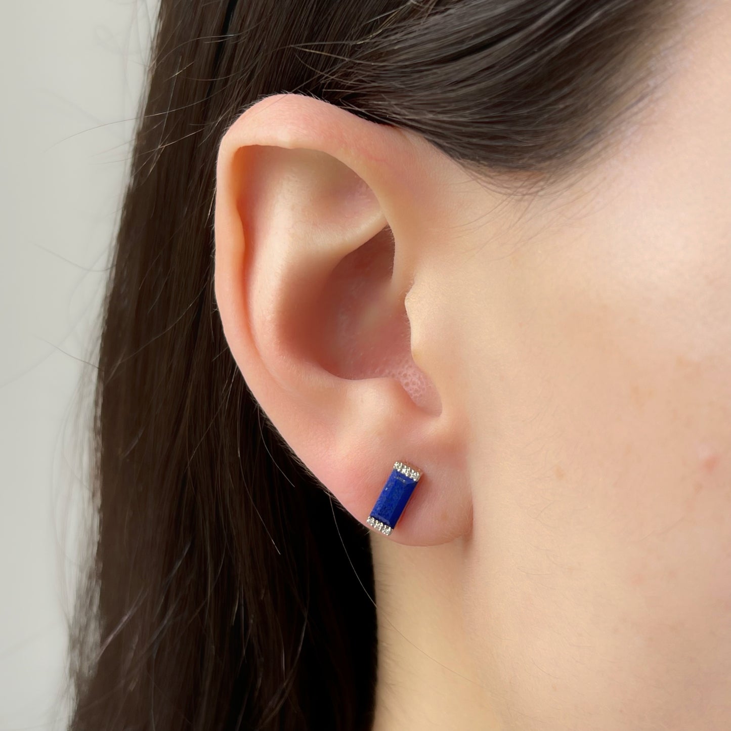 Aretes en oro amarillo 14K con lapis lázuli rectangular y diamantes 0.06ctw