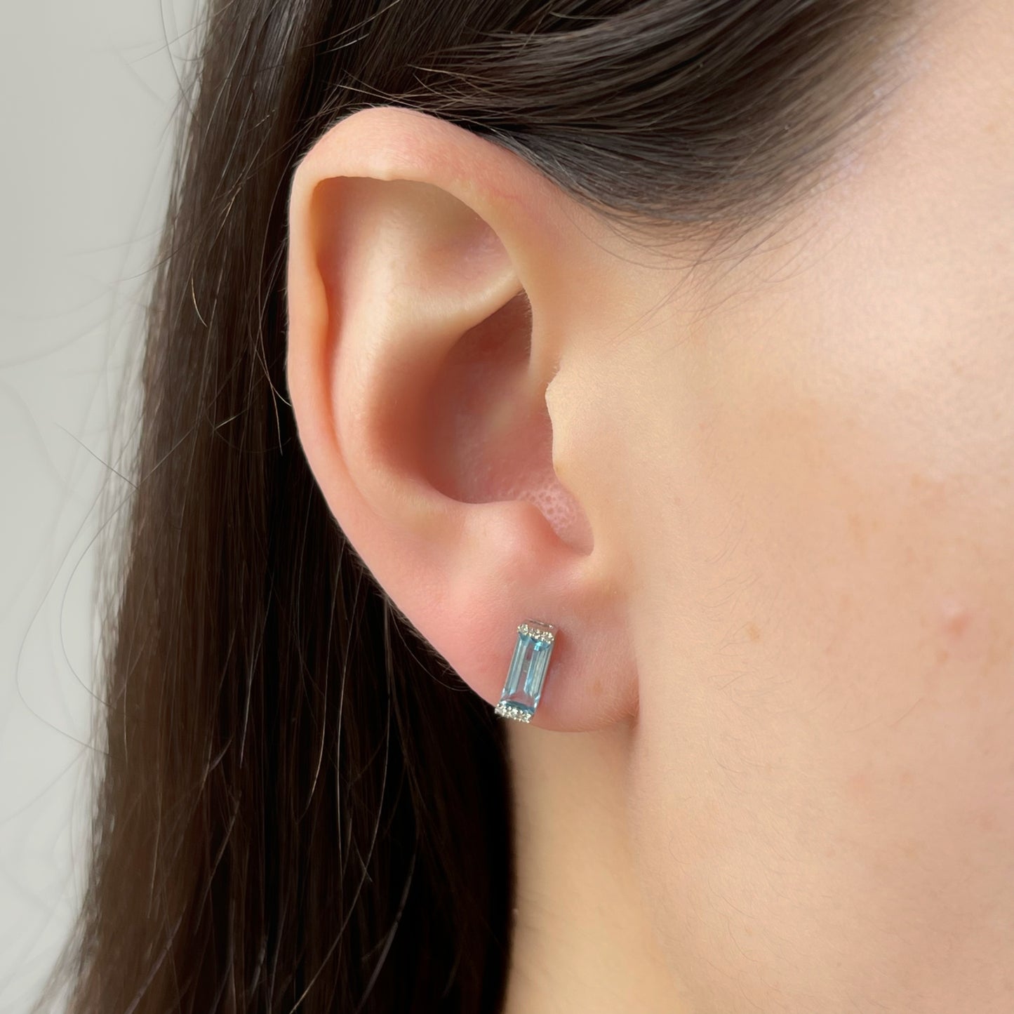 Aretes en oro blanco 14K con topacio azul rectangular y diamantes 0.06ctw